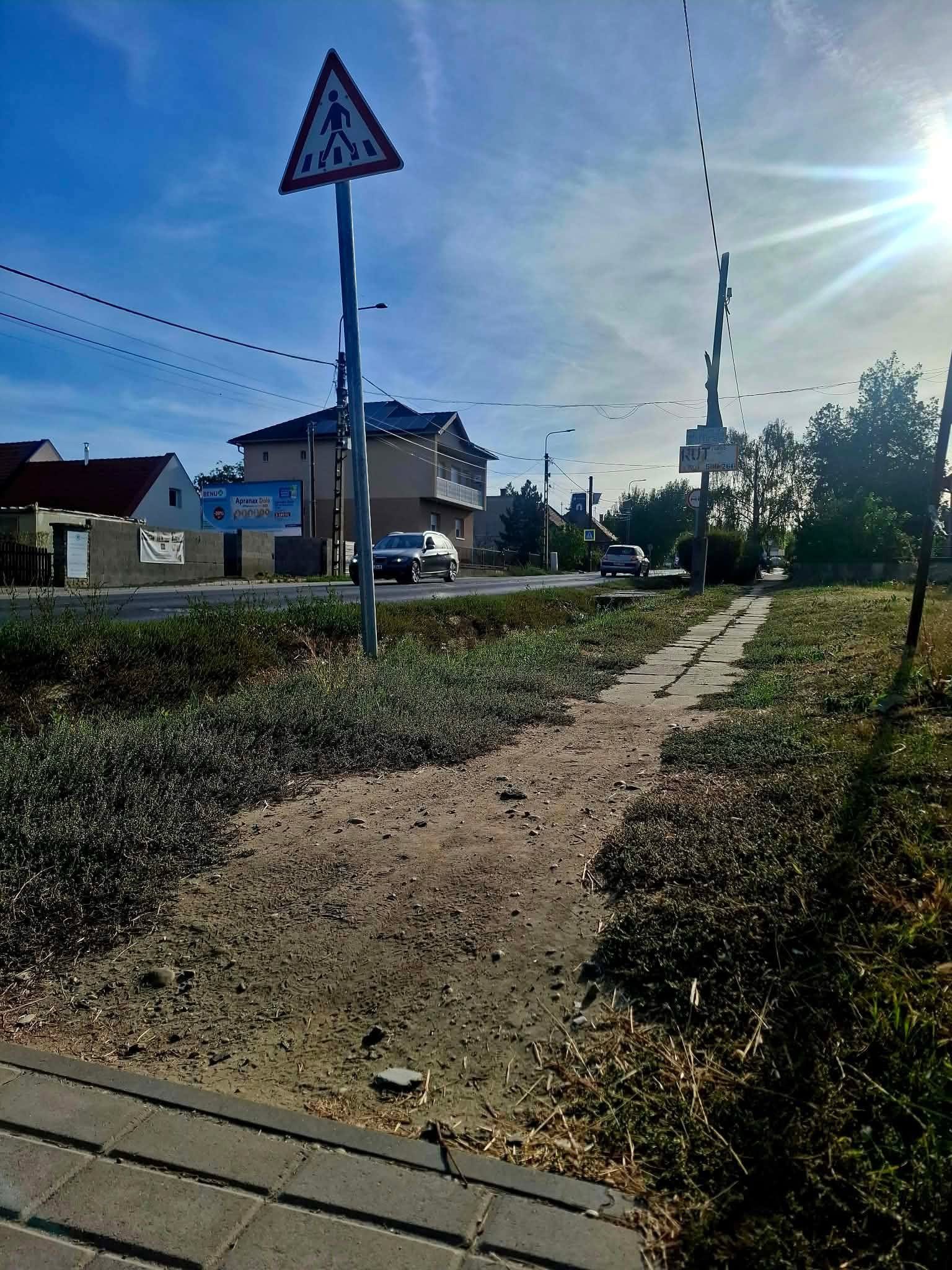 Felújítandó járda a Szada, Dózsa György út alsó részén, a Ványi Tüzép és a Vasút utca főútra kihajtó ága közötti szakaszon